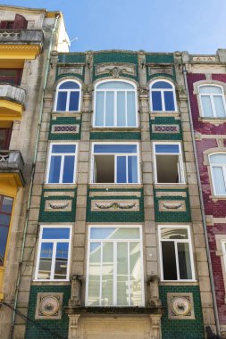Portekiz 'in eski Porto veya Oporto kasabasında renkli fayanslarla süslenmiş eski klasik binaların cephesi