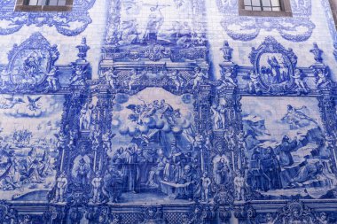 Santa Catarina Şapeli, Ruhlar Şapeli ya da Capela das Almas, eski Portekiz 'in Oporto veya Porto kentindeki mavi azulejo fayanslarıyla süslenmiş.