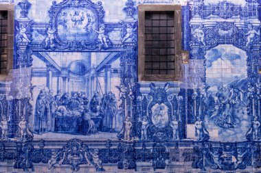 Santa Catarina Şapeli, Ruhlar Şapeli ya da Capela das Almas, eski Portekiz 'in Oporto veya Porto kentindeki mavi azulejo fayanslarıyla süslenmiş.