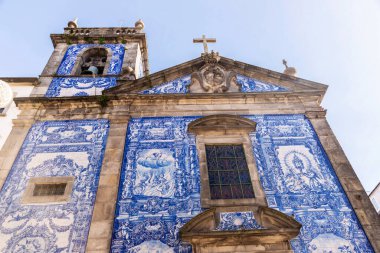 Santa Catarina Şapeli, Ruhlar Şapeli ya da Capela das Almas, eski Portekiz 'in Oporto veya Porto kentindeki mavi azulejo fayanslarıyla süslenmiş.
