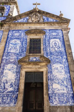Santa Catarina Şapeli, Ruhlar Şapeli ya da Capela das Almas, eski Portekiz 'in Oporto veya Porto kentindeki mavi azulejo fayanslarıyla süslenmiş.