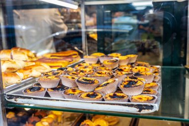Portekiz 'in Porto veya Oporto kentindeki bir pastanede pastel de nata.