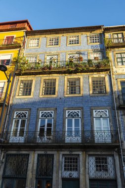 Portekiz 'in eski Porto veya Oporto kasabasında mavi kiremitlerle süslenmiş eski klasik bir binanın cephesi.