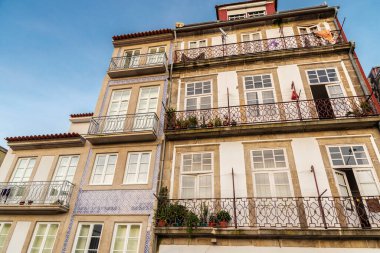 Portekiz 'in eski Porto veya Oporto kasabasında fayanslarla süslenmiş eski klasik binaların cephesi