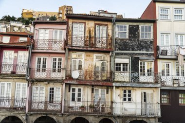 Portekiz 'in eski Porto veya Oporto kentindeki eski klasik binaların cephesi