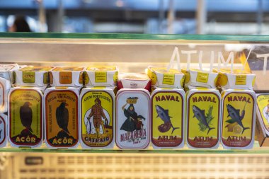 Oporto, Portekiz - 23 Kasım 2023: Bolhao Market 'teki bir gurme dükkanında konserve ton balığı konserveleri, Porto veya Oporto, Portekiz' deki sokak yiyecekleri pazarı