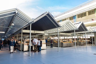 Oporto, Portekiz - 23 Kasım 2023: Bolhao Pazarı girişi, sokak gıda pazarı, Porto veya Oporto, Portekiz 'deki insanlarla