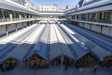 Oporto, Portekiz - 23 Kasım 2023: Bolhao Pazarı 'nın manzarası yükseldi, sokak yemekleri pazarı, Porto veya Oporto, Portekiz' de insanlar var.