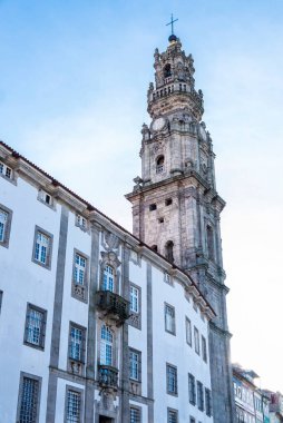 Portekiz, Porto 'daki Clerigos Kilisesi' nin çan kulesi.