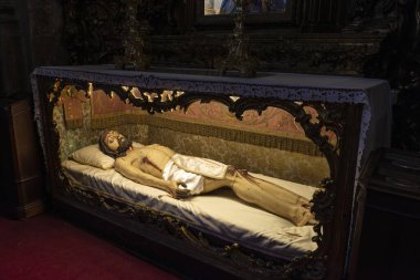 Oporto 'daki Carmo Kilisesi' nin ya da Portekiz 'deki Porto' daki bir yatağın üzerinde İsa 'nın heykeli.