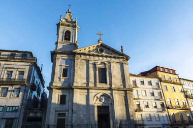 Portekiz 'de Oporto veya Porto' da mavi fayanslarla süslenmiş bir kilisenin cephesi.