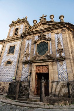 Eski Oporto veya Portekiz 'in Porto kentindeki San Pedro de Miragaia Kilisesi' nin cephesi mavi azulejo fayanslarıyla süslenmiştir.