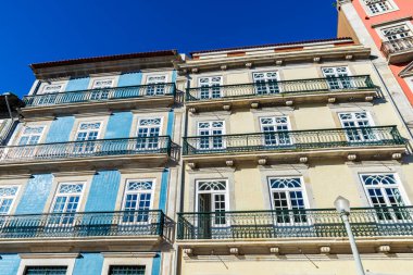 Portekiz 'in eski Porto veya Oporto kasabasında renkli fayanslarla süslenmiş eski klasik binaların cephesi