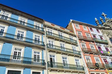 Portekiz 'in eski Porto veya Oporto kasabasında renkli fayanslarla süslenmiş eski klasik binaların cephesi