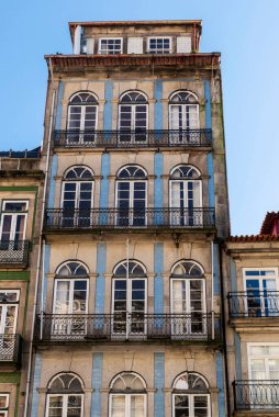 Portekiz 'in eski Porto veya Oporto kasabasında fayanslarla süslenmiş eski klasik binaların cephesi