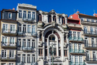 Portekiz 'in eski Porto veya Oporto kentindeki eski klasik binaların cephesi