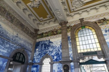 Sao Bento tren istasyonunun içinde mavi azulejo fayans duvar resmi, Oporto, Portekiz