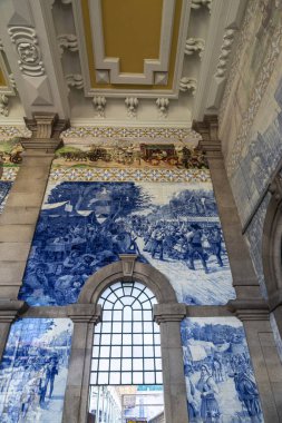 Sao Bento tren istasyonunun içinde mavi azulejo fayans duvar resmi, Oporto, Portekiz