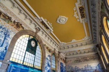 Sao Bento tren istasyonunun içinde mavi azulejo fayans duvar resmi, Oporto, Portekiz
