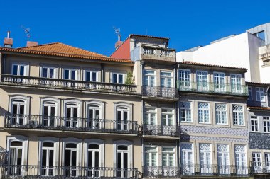 Portekiz 'in eski Porto veya Oporto kasabasında fayanslarla süslenmiş eski klasik binaların cephesi