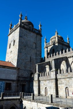 Portekiz, Oporto 'daki Porto Katedrali Manastırı, Romanesk, Gotik ve Barok tarzı.