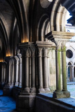 Portekiz, Oporto 'daki Porto Katedrali Manastırı, Romanesk, Gotik ve Barok tarzı.