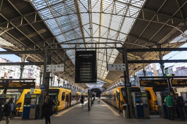 Oporto, Portekiz - 24 Kasım 2023: Sao Bento tren istasyonunda Porto veya Oporto, Portekiz 'deki insanların bulunduğu trenler durduruldu