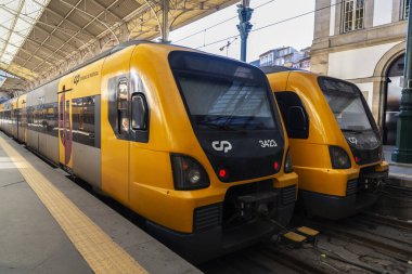 Oporto, Portekiz - 24 Kasım 2023: Porto veya Oporto, Portekiz 'deki Sao Bento tren istasyonunda durdurulan trenler