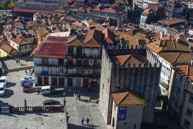 Oporto, Portekiz - 24 Kasım 2023: Portekiz 'in Porto veya Oporto kentindeki eski fayanslı evlerin eski çatılarının manzarası yükseltildi