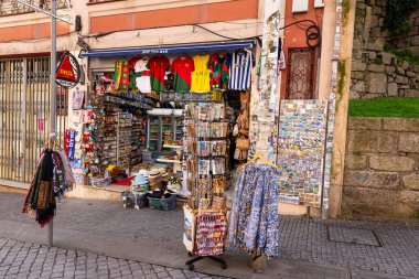Oporto, Portekiz - 24 Kasım 2023: Porto veya Oporto, Portekiz 'de bir alışveriş caddesinde bir hediyelik eşya dükkanının görüntüsü
