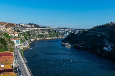 Oporto, Portekiz - 24 Kasım 2023: Oporto veya Portekiz 'deki Douro Nehri' ni geçen Infante Dom Henrique Köprüsü manzarası