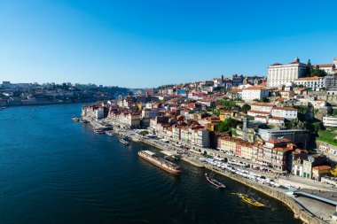 Oporto, Portekiz - 24 Kasım 2023: Porto, Portekiz 'de Douro nehri boyunca Ribeira bölgesinin manzarası yükseldi