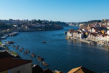 Oporto, Portekiz - 24 Kasım 2023: Oporto veya Porto, Portekiz 'de Douro nehri boyunca Ribeira bölgesi ve Vila Nova de Gaia manzarası yükseltildi