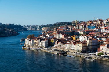 Oporto, Portekiz - 24 Kasım 2023: Porto, Portekiz 'de Douro nehri boyunca Ribeira bölgesinin manzarası yükseldi