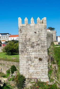 Portekiz, Porto veya Oporto 'daki ortaçağ duvarlı kule ve surların manzarası