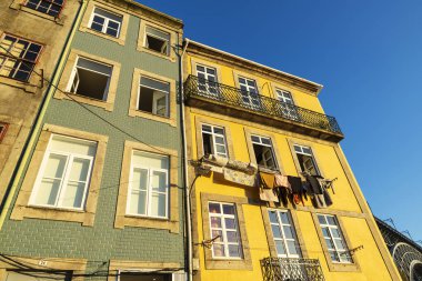 Eski Porto ya da Oporto, Portekiz 'de asılı giysileri olan eski klasik sarı bir binanın cephesi.