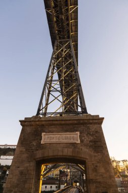Portekiz 'in Oporto veya Porto kentindeki Douro Nehri üzerindeki Dom Luis Köprüsü manzarası