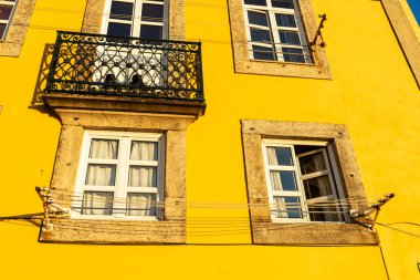 Portekiz 'in Porto veya Oporto kentindeki eski klasik sarı bir binanın cephesi.