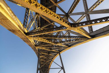 Oporto 'da ya da Portekiz' de günbatımında Douro nehrinin üzerindeki Dom Luis I köprüsünün soyut görüntüsü