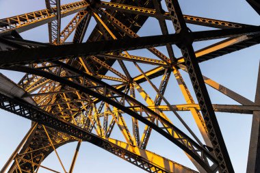 Oporto 'da ya da Portekiz' de günbatımında Douro nehrinin üzerindeki Dom Luis I köprüsünün soyut görüntüsü