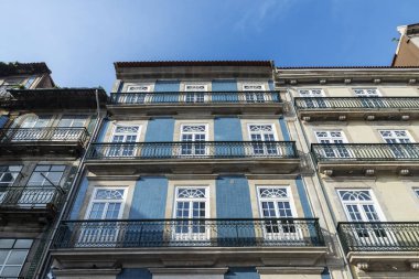 Portekiz 'in eski Porto veya Oporto kasabasında fayanslarla süslenmiş eski klasik binaların cephesi
