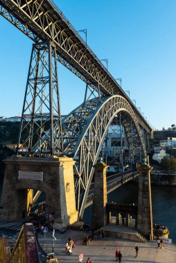 Oporto, Portekiz - 24 Kasım 2023: Oporto veya Porto, Portekiz 'deki Douro Nehri üzerindeki Dom Luis Köprüsü manzarası