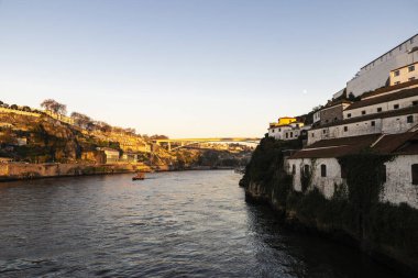 Günbatımında Infante Dom Henrique Köprüsü manzarası Oporto veya Porto, Portekiz 'deki Douro Nehri' ni geçiyor.