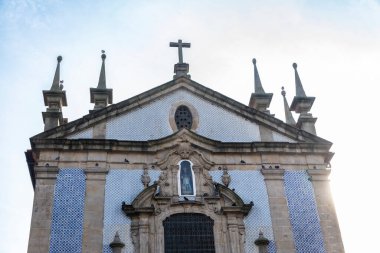 Sao Nicolau ya da Nicolas kilisesinin ön cephesi eski Oporto ya da Portekiz 'in Porto kentindeki mavi azulejo fayanslarıyla süslenmiştir.