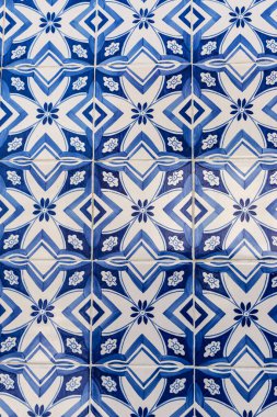 Oporto ya da Portekiz 'in Porto şehrinde arka plan olarak çiçek tasarımlarıyla süslenmiş mavi azulejo fayansları.