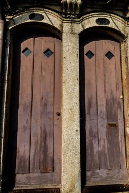 Ribeira do Porto ya da Oporto, Portekiz 'deki iki eski kırık ahşap kapı.