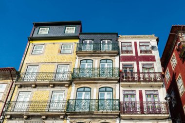 Eski Ribeira do Porto ya da Portekiz 'in Oporto kentindeki çok renkli fayanslarla dekore edilmiş eski klasik binaların cephesi