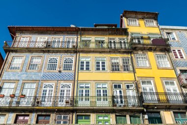 Eski Ribeira do Porto ya da Portekiz 'in Oporto kentindeki fayanslarla süslenmiş eski klasik binaların cephesi