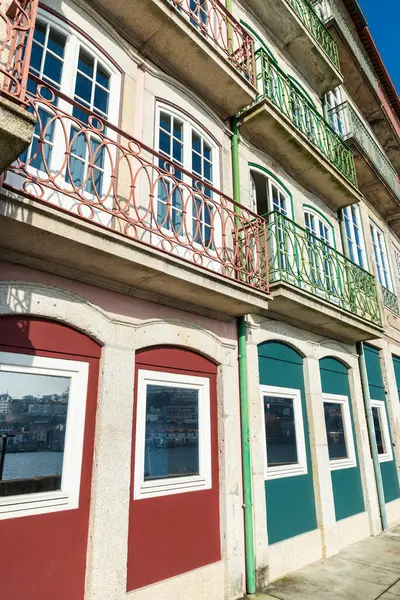 Eski Ribeira do Porto veya Oporto, Portekiz 'deki eski klasik binaların cephesi