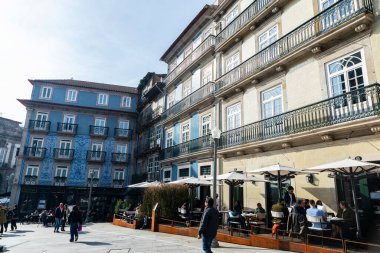 Oporto, Portekiz - 26 Kasım 2023: Rua das Flores Caddesi, dükkanları, terasları ve restoranları olan alışveriş caddesi ve Porto veya Oporto, Portekiz 'deki insanlar